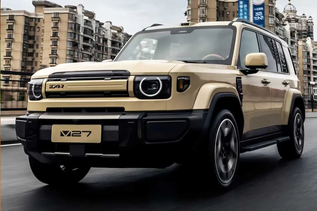 خودرو آفرود چری آی‌کار (ICAR V27) در حال حرکت در خیابان شهری