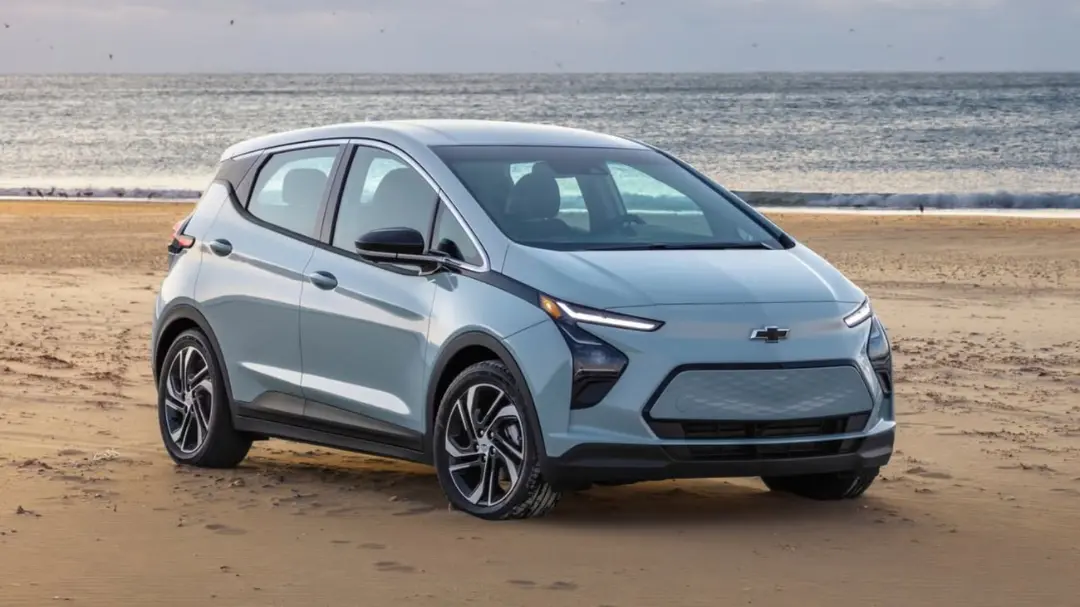 خودرو برقی شورولت بولت (Chevrolet Bolt EV) در ساحل کنار دریا