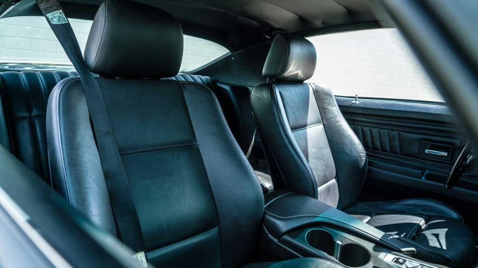 صندلی‌های چرمی مشکی کابین خودروی شورلت کامارو (Chevrolet Camaro) مدل ۱۹۷۲