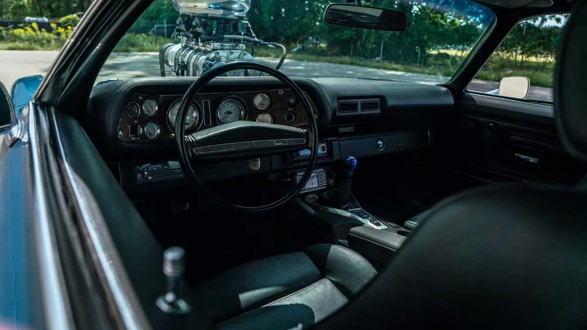 داشبورد و فرمان خودروی شورلت کامارو (Chevrolet Camaro) مدل ۱۹۷۲ با سوپرشارژر بیرون از کاپوت