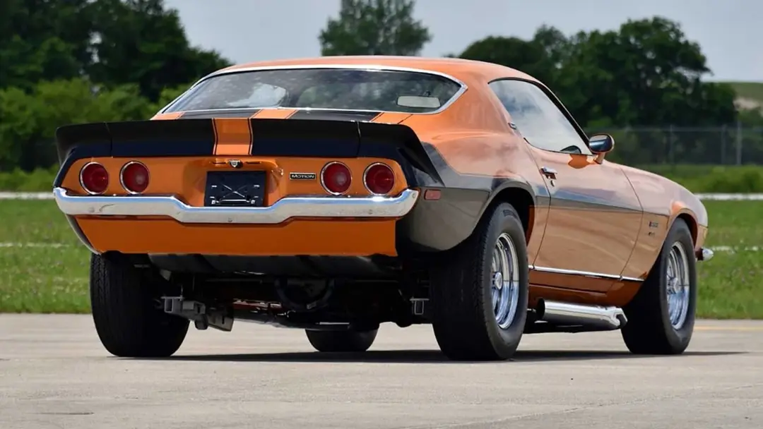 خودرو عضلانی کامارو (Chevrolet Camaro) مدل ۱۹۷۳ با رنگ نارنجی و خطوط سیاه