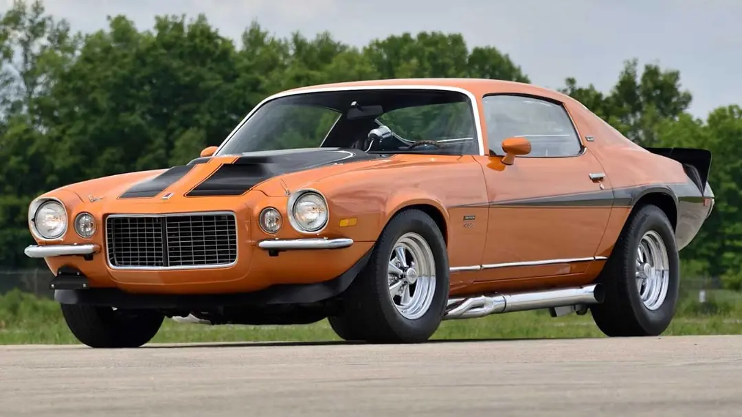 خودرو عضلانی کامارو (Chevrolet Camaro) مدل ۱۹۷۳ با رنگ نارنجی و خطوط مشکی