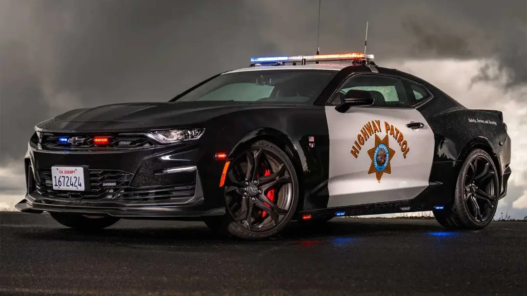 خودروی پلیس شورلت کامارو (Chevrolet Camaro) با رنگ سیاه و سفید و چراغ‌های گردان