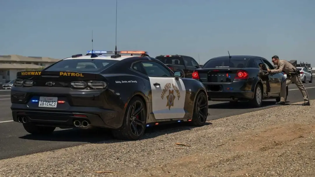 خودروی شورلت کامارو (Chevrolet Camaro) با رنگ و نشان پلیس گشت بزرگراه کالیفرنیا