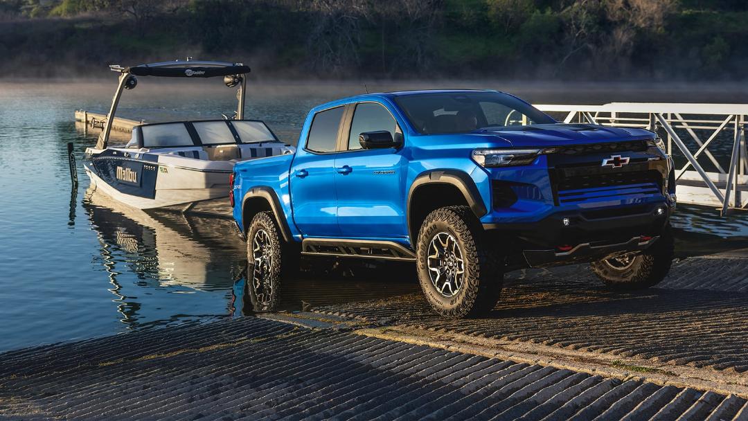 وانت شورولت کلرادو (Chevrolet Colorado) آبی رنگ در کنار اسکله