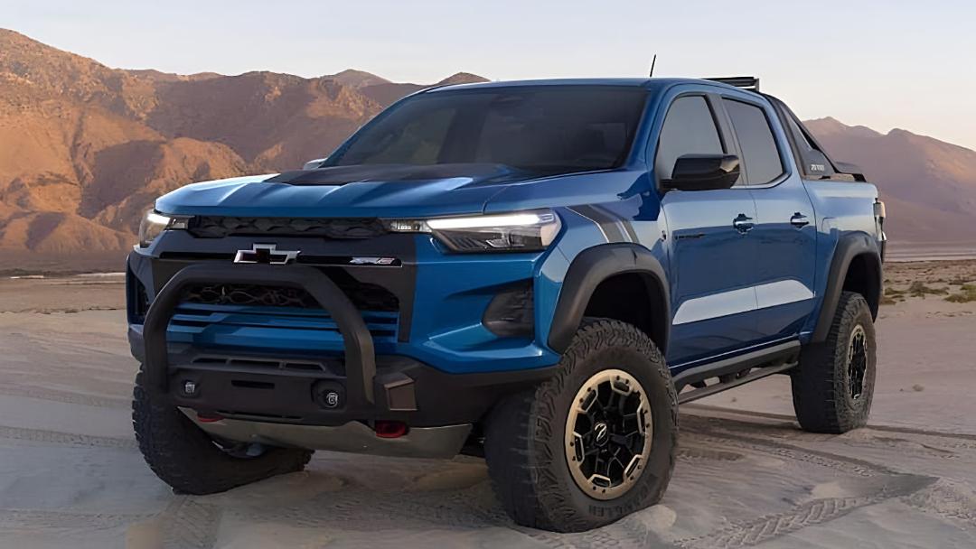وانت آبی رنگ شورولت کلرادو (Chevrolet Colorado) سری Z71 در بیابان
