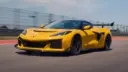 شورولت کوروت ZR1 (Chevrolet Corvette ZR1) زرد رنگ در حال حرکت در پیست مسابقه