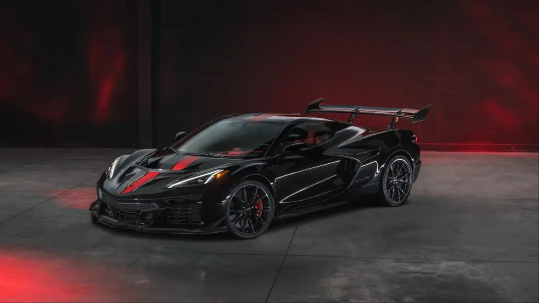 خودرو اسپرت شورولت کوروت (Chevrolet Corvette) ZR1X با رنگ مشکی و خطوط قرمز