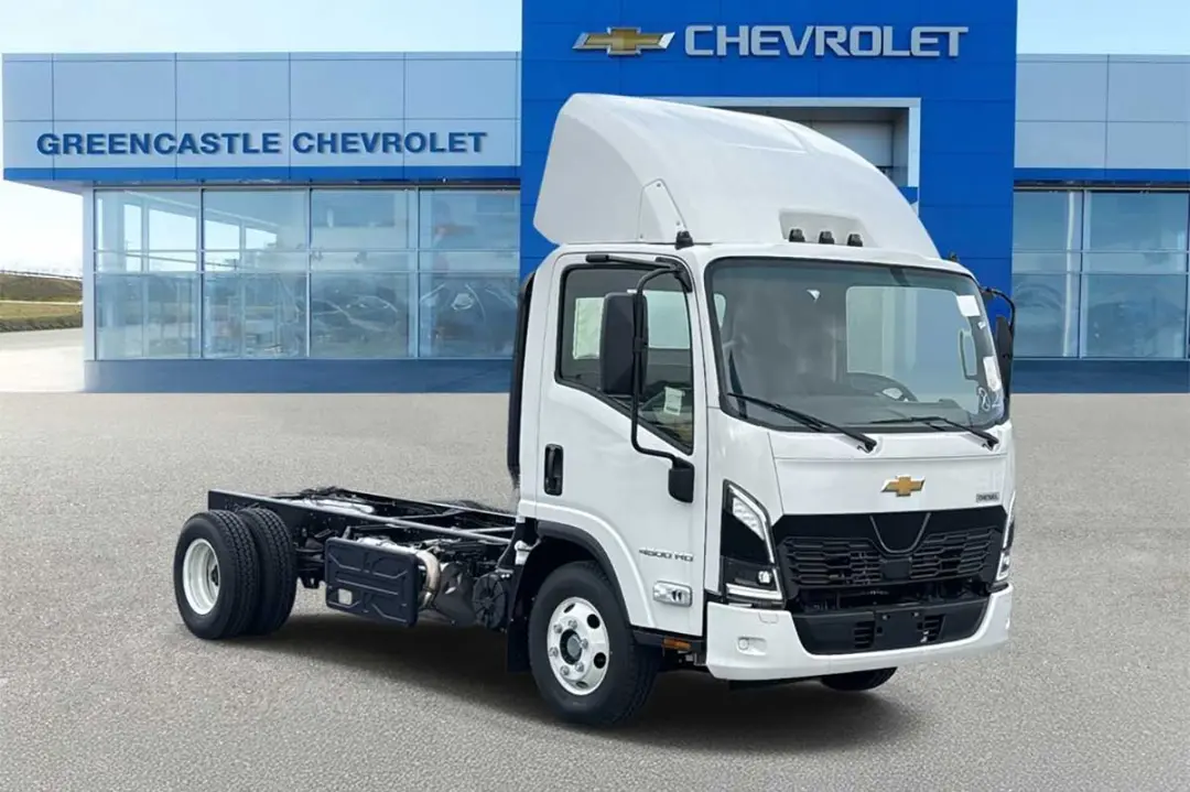 کامیونت ایسوزو (Isuzu) سفید با شاسی بدون اتاق در مقابل نمایندگی شورولت