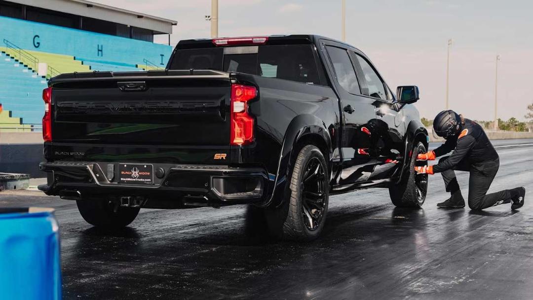 پیکاپ اسپرت شورلت سیلورادو (Chevrolet Silverado) مدل بلک ویدو در پیست مسابقه