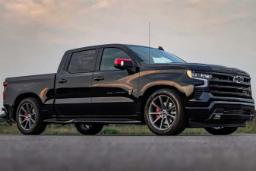پیکاپ سیاه رنگ شورلت سیلورادو (Chevrolet Silverado) مدل ۲۰۲۶ با پکیج کالاوی