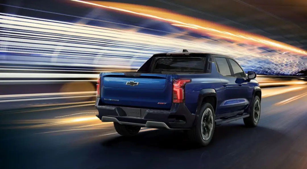 تراک شورولت سیلورادو (Chevrolet Silverado) با رنگ آبی در حال حرکت