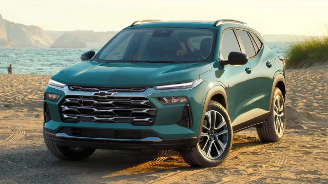 خودرو شورلت (Chevrolet) با رنگ سبز متالیک در ساحل شنی