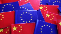 پرچم‌های کوچک چین (China) و اتحادیه اروپا در کنار هم
