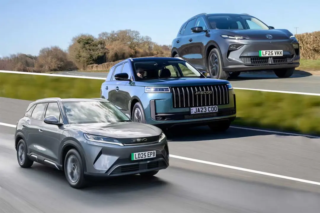 خودروهای برقی چینی (Chinese cars) در حال حرکت روی جاده‌ی آسفالت