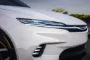 چراغ و بدنه سفید خودروی کرایسلر (Chrysler) با طراحی مدرن