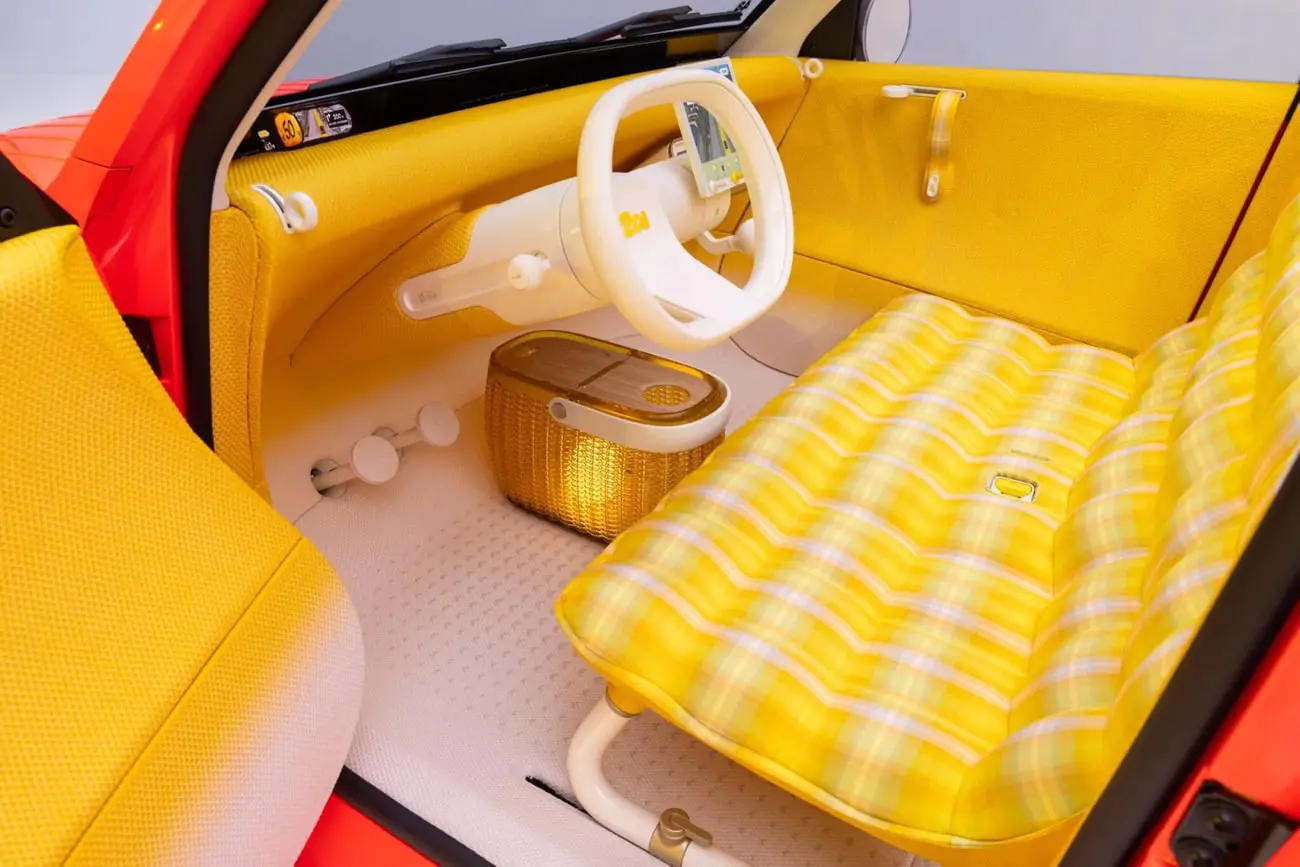کابین خودروی سیتروئن (Citroën) 2CV با طراحی کلاسیک و رنگ زرد