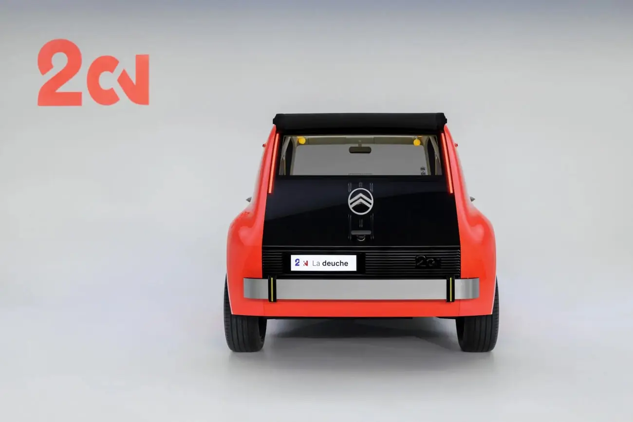 نمای پشت خودروی کلاسیک سیتروئن (Citroën) 2CV با رنگ قرمز و سقف مشکی