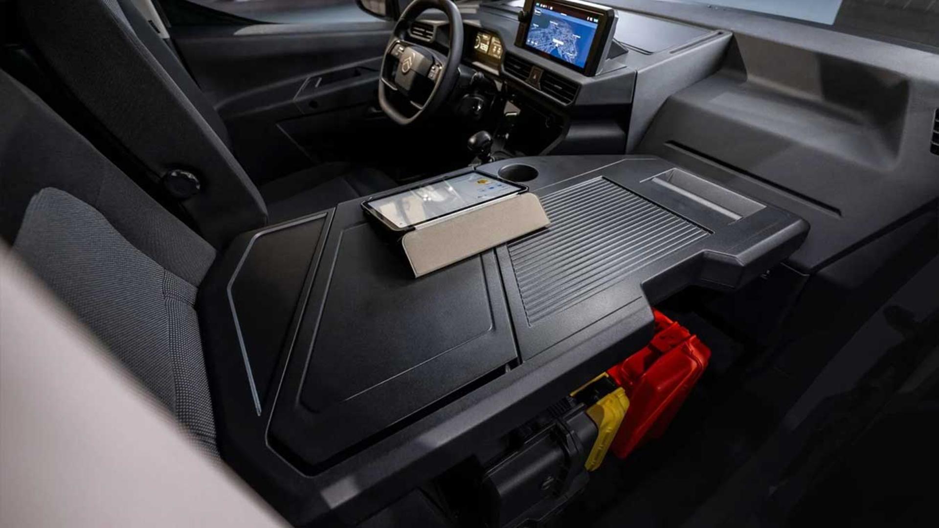 کابین داخلی ون اوپل (Opel) با میز کار متحرک و تبلت
