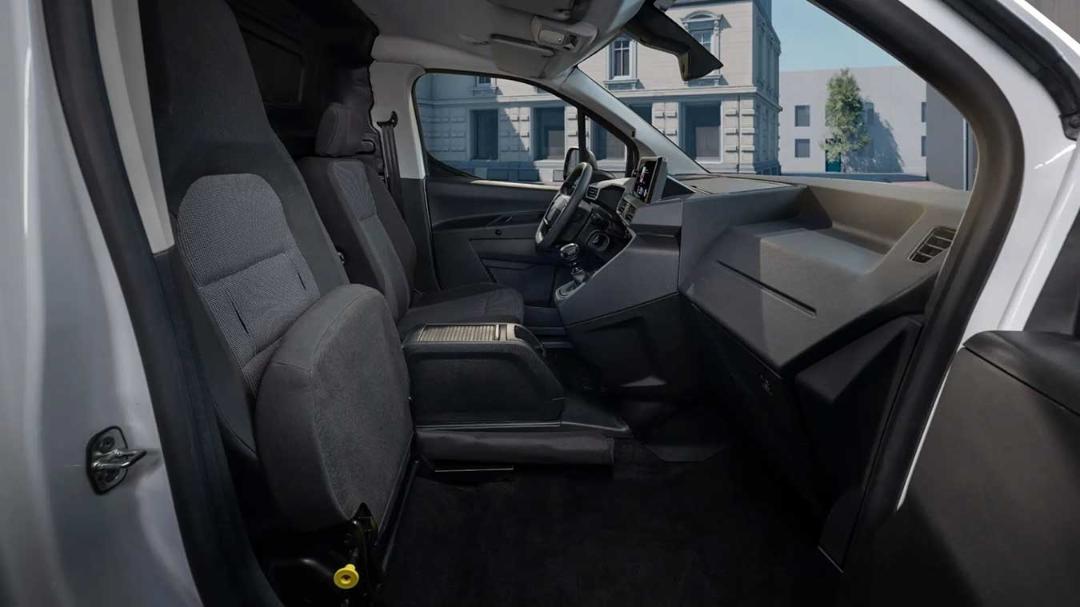 کابین داخلی ون اقتصادی اوپل (Opel) با صندلی‌های خاکستری و داشبورد مدرن