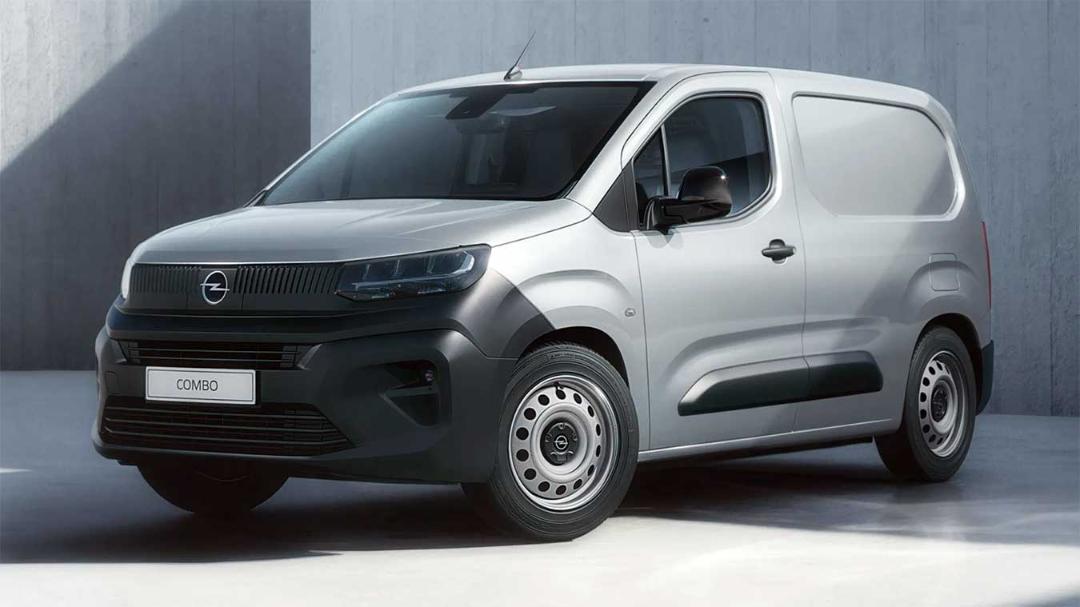 ون نقره‌ای اوپل کومبو (Opel Combo) با بدنه بسته و طراحی مدرن