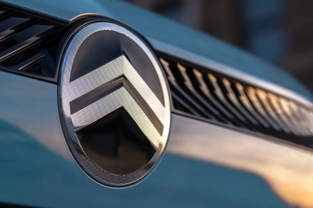نشان دو پیکان برند سیتروئن (Citroën) روی جلوبری خودرو