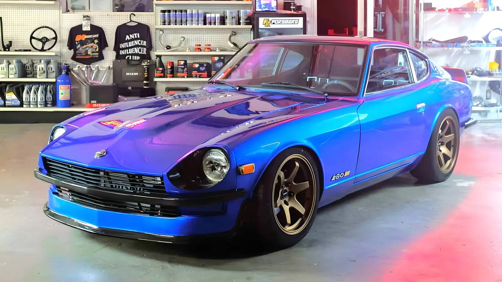 خودروی کلاسیک داتسون 240Z (Datsun 240Z) با رنگ آبی متالیک در گاراژ