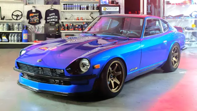 خودروی کلاسیک داتسون 240Z (Datsun 240Z) با رنگ آبی متالیک در گاراژ