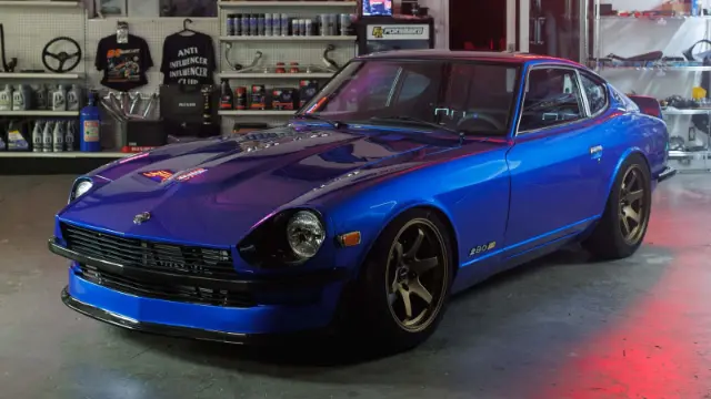 خودروی داتسون (Datsun) کلاسیک با بدنه کربن و موتور توئین‌توربو نیسان
