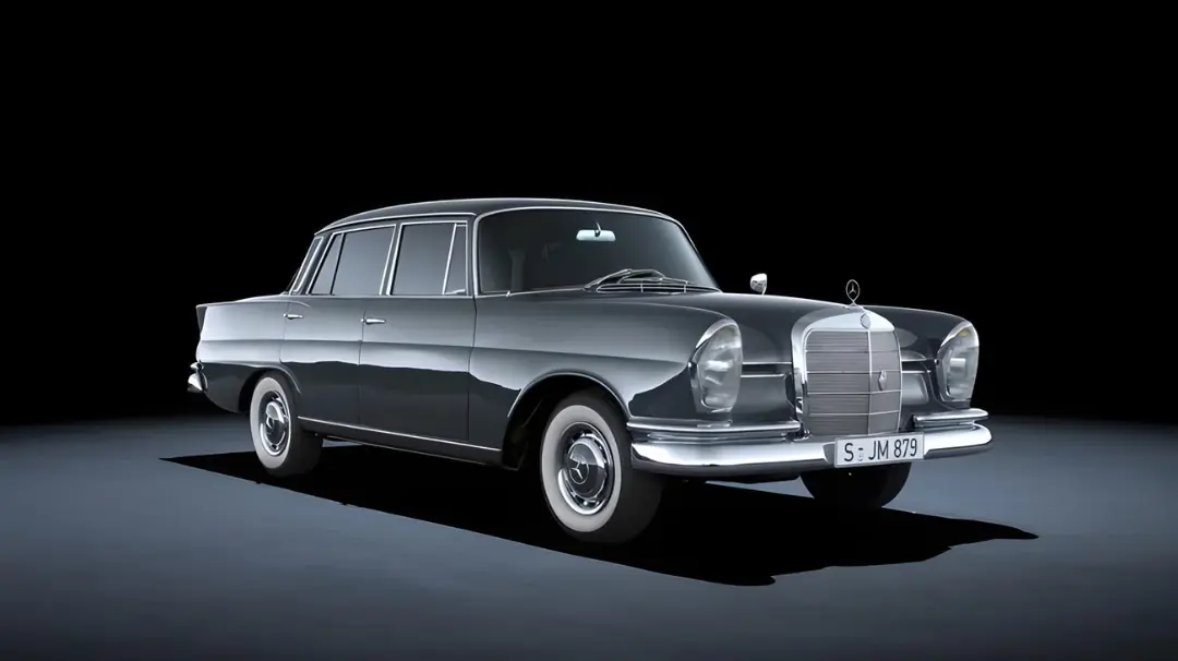 خودرو کلاسیک مرسدس بنز (Mercedes-Benz) با بدنه براق در استودیو