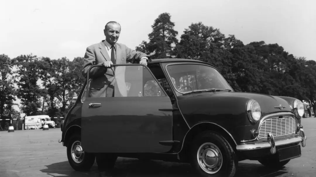 الک ایسیگونیس (Alec Issigonis) در کنار خودروی کلاسیک مینی (Mini) با در باز