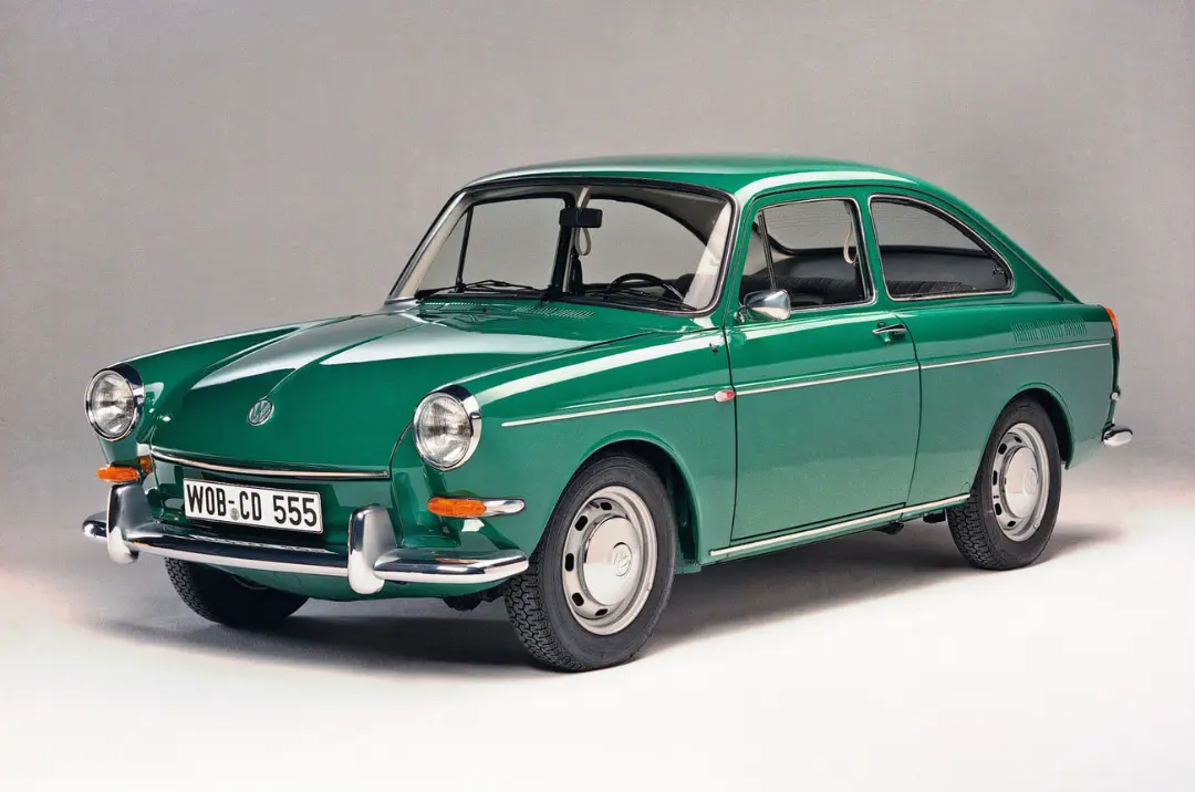 خودروی کلاسیک سبز رنگ فولکس‌واگن (Volkswagen) با طراحی نوستالژیک