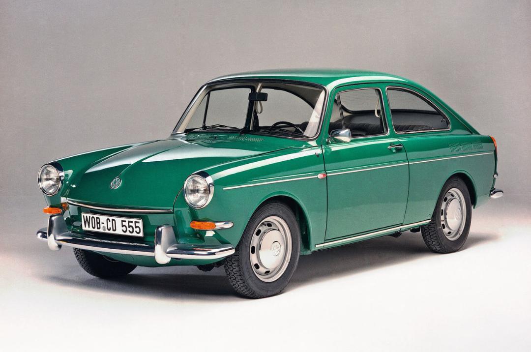 خودروی کلاسیک سبز رنگ فولکس‌واگن (Volkswagen) با طراحی نوستالژیک