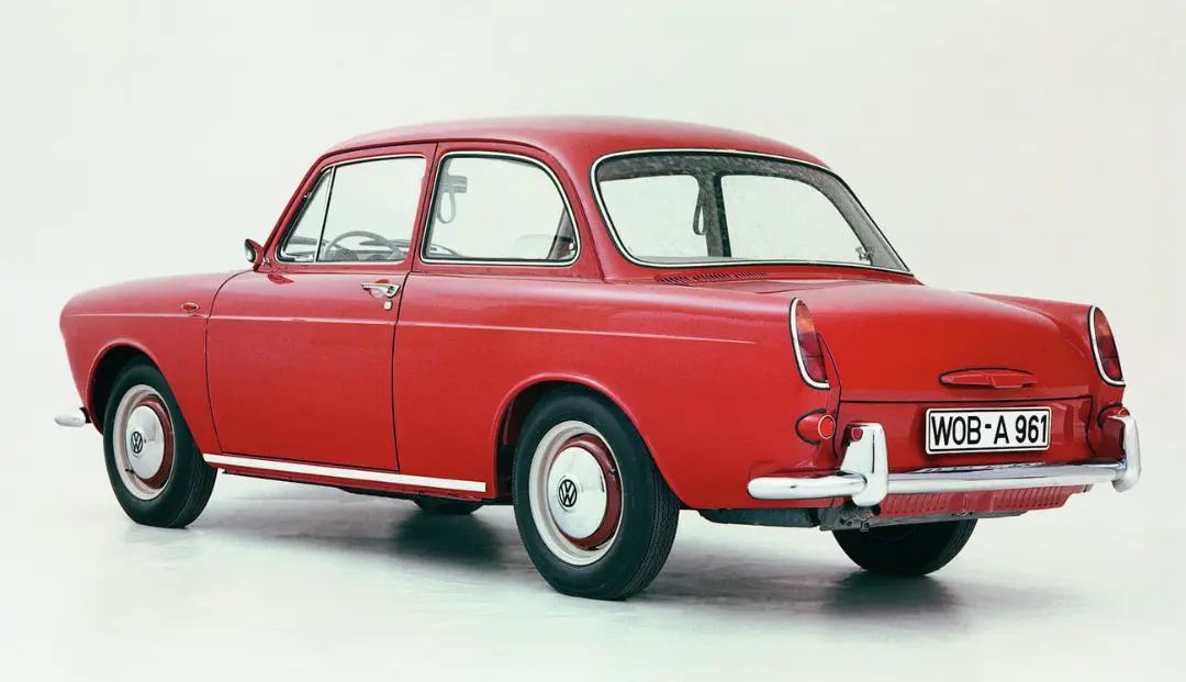 خودروی قرمز رنگ کلاسیک فولکس‌واگن (Volkswagen) از زاویه عقب