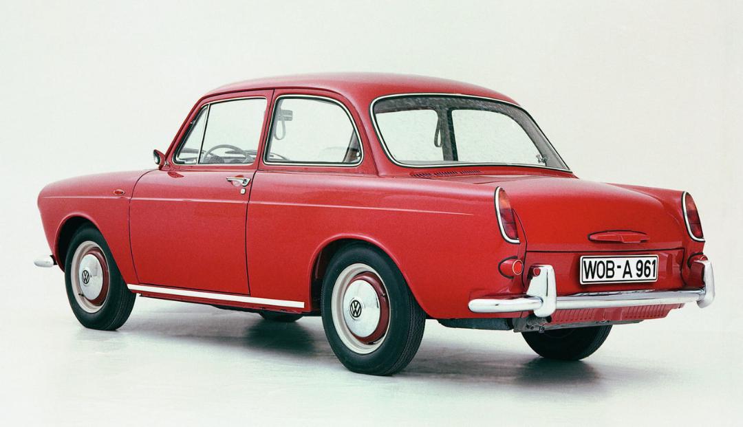 خودروی قرمز رنگ کلاسیک فولکس‌واگن (Volkswagen) از زاویه عقب