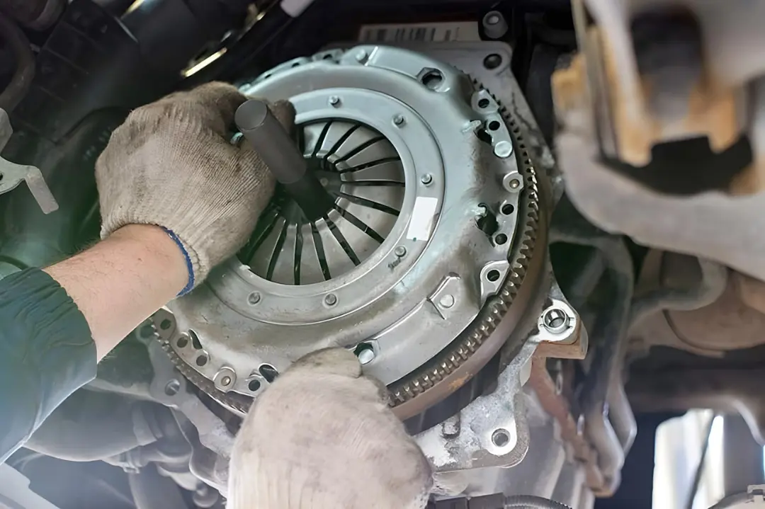 بلبرینگ کلاچ (Clutch Bearing) و صفحه کلاچ در حال تعمیر در موتور خودرو