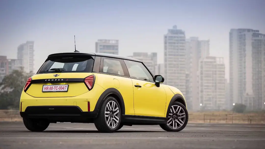 خودروی زرد رنگ مینی کوپر اس (Mini Cooper S) در فضای شهری