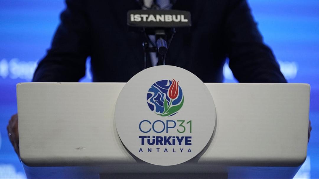 نمای نزدیک از تریبون و لوگوی کنفرانس کوپ۳۱ (COP31) در آنتالیا