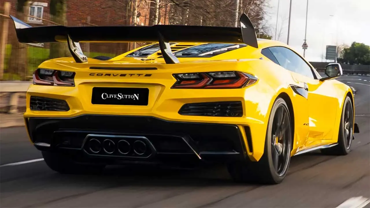 خودروی زرد رنگ شورولت کوروت (Chevrolet Corvette) با بال عقب بزرگ در حال حرکت