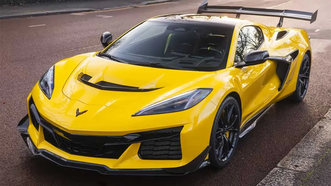 خودرو اسپرت شورلت کوروت (Chevrolet Corvette) زرد رنگ با بال عقب بزرگ