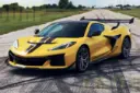 خودرو زرد رنگ شورلت کوروت (Chevrolet Corvette) ZR1X در پیست مسابقه