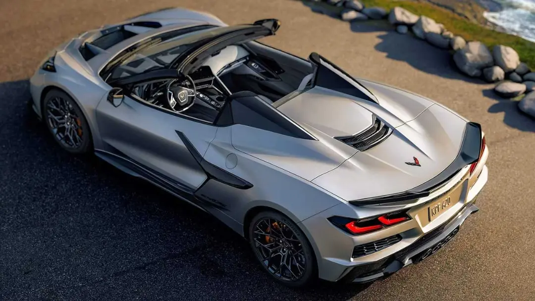خودرو کوروت ZR1X (Corvette ZR1X) نقره‌ای با سقف باز در کنار ساحل