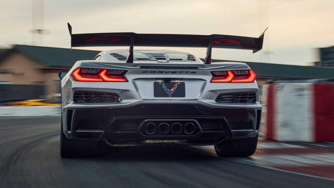 کوروت ZR1X در برابر آستون‌مارتین والهالا
