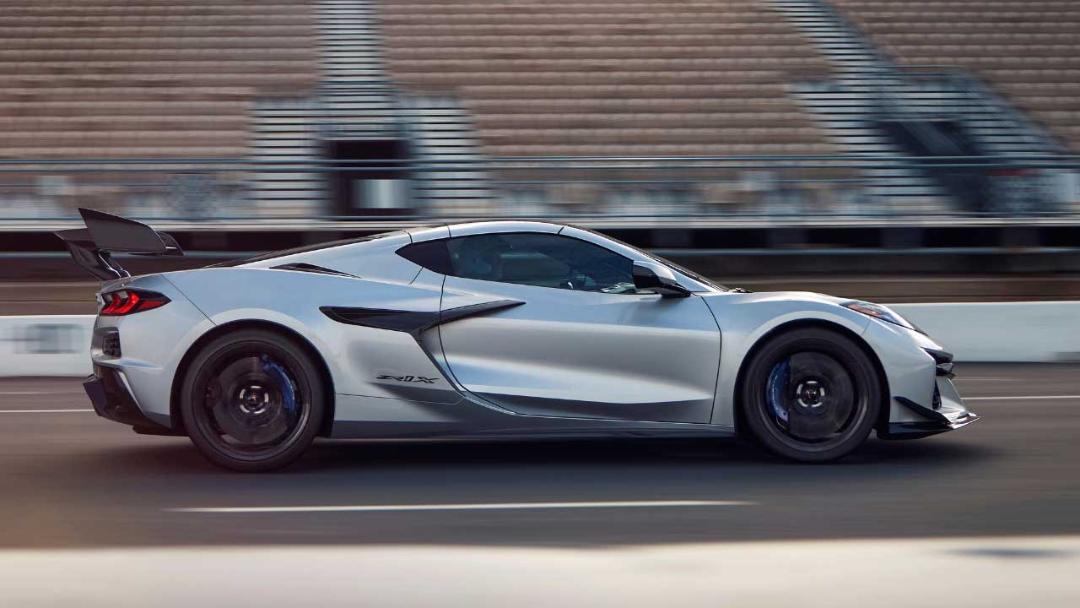 کوروت ZR1X در برابر آستون‌مارتین والهالا