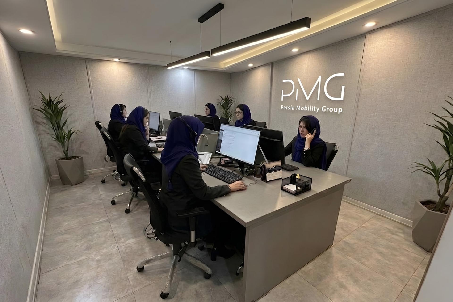 کارکنان میز خدمات پرشیا موبیلیتی در حال پاسخگویی به مشتریان