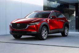 خودرو کراس‌اوور مزدا CX-30 با رنگ قرمز در فضای باز