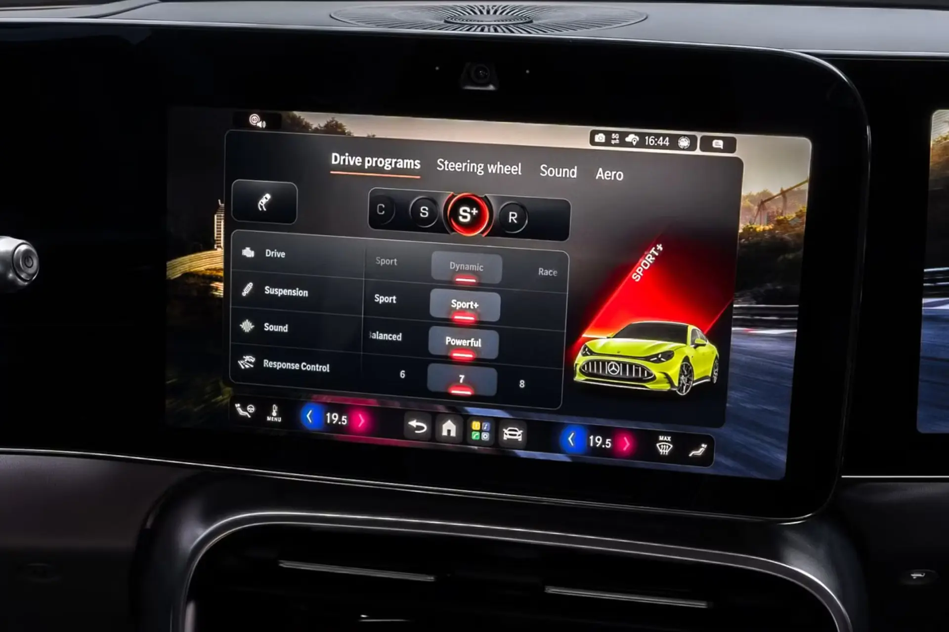 نمایشگر لمسی سیستم اطلاعات و سرگرش در کابین مرسدس بنز AMG GT