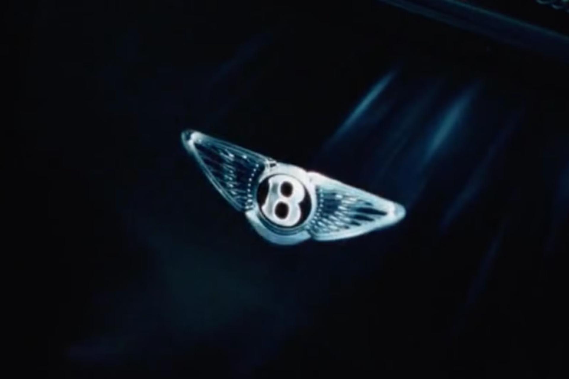 نشان بالدار برند بنتلی (Bentley) روی بدنه خودرو در تاریکی