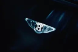 نشان بالدار برند بنتلی (Bentley) روی بدنه خودرو در تاریکی