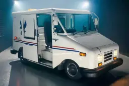 خودروی سفید پست آمریکا (USPS) با در باز در استودیو